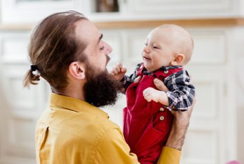 Allongement du congé paternité : plus de temps pour faire connaissance avec bébé