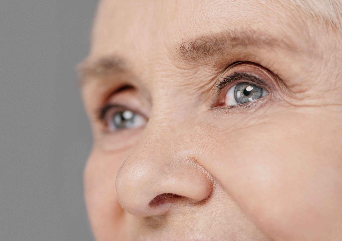 Photo du regarde d'une femme, représentant la vue des seniors